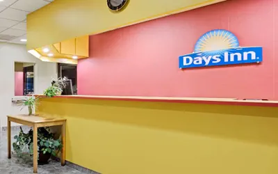 Photo 3 - Days Inn by Wyndham Bradenton - Near the Gulf