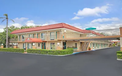 Photo 2 - Days Inn by Wyndham Clearwater/Gulf to Bay