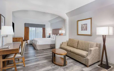 Photo 5 - Ramada by Wyndham Bakersfield North