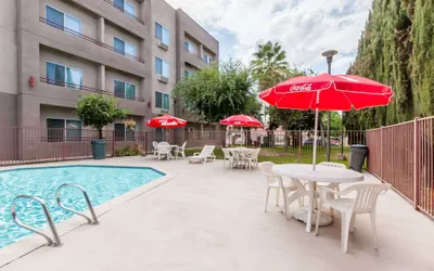 Photo 2 - Ramada by Wyndham Bakersfield North