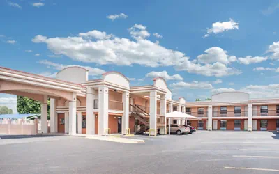 Photo 2 - Days Inn by Wyndham McAllen