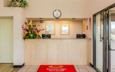 Photo 4 - Econo Lodge Inn & Suites Gulfport Airport