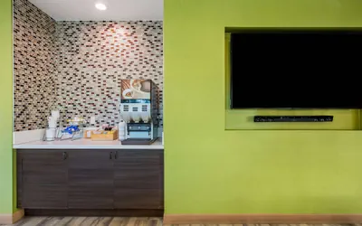 Photo 4 - La Quinta Inn & Suites by Wyndham Pomona