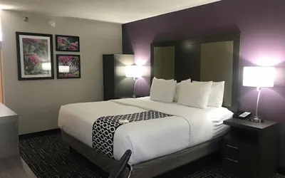 Photo 5 - La Quinta Inn by Wyndham Davenport & Conference Center