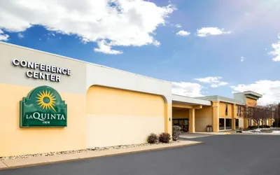 Photo 2 - La Quinta Inn by Wyndham Davenport & Conference Center