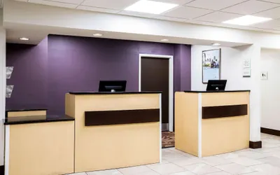 Photo 4 - La Quinta Inn by Wyndham Davenport & Conference Center