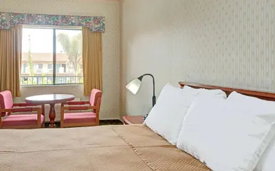 Photo 4 - Travelodge by Wyndham Lynwood