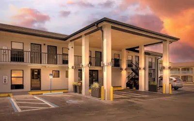 Photo 2 - Clarion Pointe Alachua - Gainesville Area