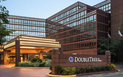 Photo 2 - DoubleTree by Hilton New York LaGuardia Airport