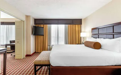 Photo 2 - Best Western Plus Grosvenor Airport Hotel