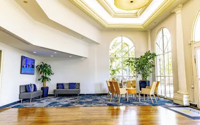 Photo 4 - La Quinta Inn & Suites by Wyndham Sarasota Downtown