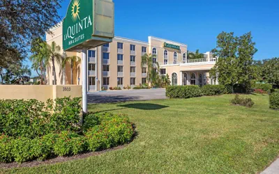 Photo 2 - La Quinta Inn & Suites by Wyndham Sarasota Downtown