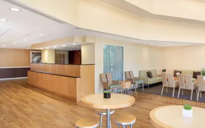 Photo 3 - La Quinta Inn & Suites by Wyndham Sarasota Downtown