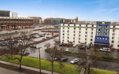 Photo 2 - Days Hotel by Wyndham University Ave SE