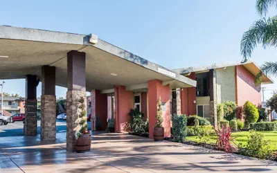 Photo 2 - Days Inn & Suites by Wyndham Lodi