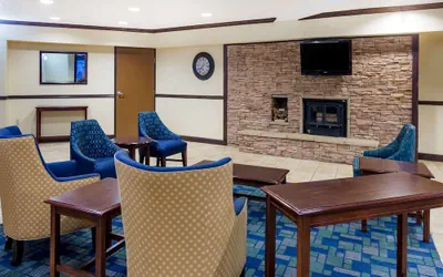 Photo 2 - Days Inn & Suites by Wyndham Bridgeport - Clarksburg