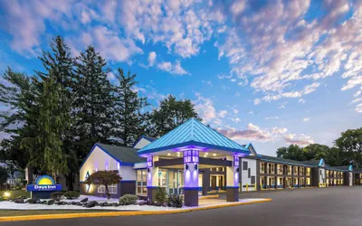 Photo 2 - Days Inn & Suites by Wyndham Albany
