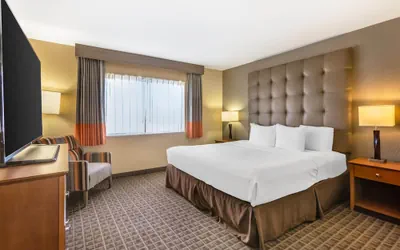 Photo 2 - Best Western Plus Scottsdale Thunderbird Suites