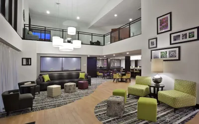 Photo 4 - La Quinta Inn & Suites by Wyndham Detroit Metro Airport