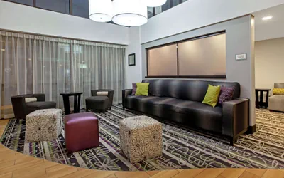 Photo 5 - La Quinta Inn & Suites by Wyndham Detroit Metro Airport