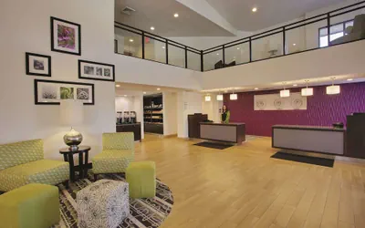 Photo 3 - La Quinta Inn & Suites by Wyndham Detroit Metro Airport