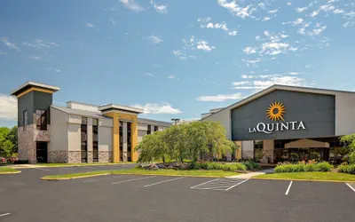 Photo 2 - La Quinta Inn & Suites by Wyndham Detroit Metro Airport