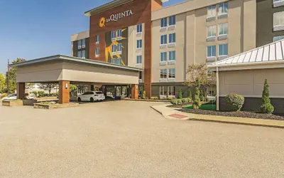 Photo 2 - La Quinta Inn & Suites by Wyndham Cleveland Airport West