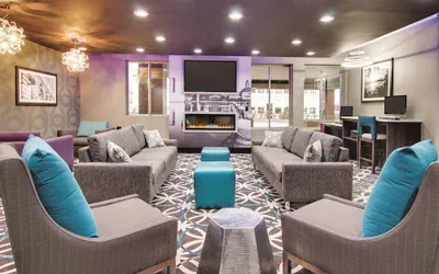 Photo 4 - La Quinta Inn & Suites by Wyndham Cleveland Airport West