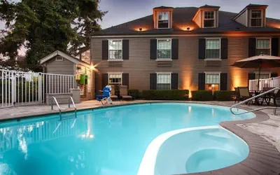 Photo 2 - Wingate by Wyndham Bellingham Heritage Inn
