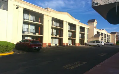 Photo 2 - Red Roof Inn Hampton Coliseum