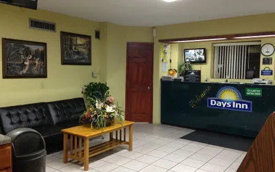 Photo 4 - Days Inn by Wyndham Byron