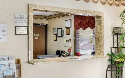 Photo 3 - Econo Lodge Grand Forks near University