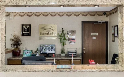 Photo 4 - Econo Lodge Grand Forks near University