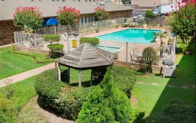 Photo 2 - OYO Hotel Tyler Lindale