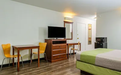 Photo 2 - Motel 6 Oakdale, CA