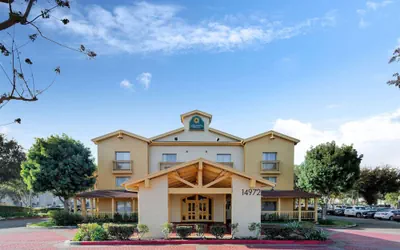 Photo 2 - La Quinta Inn & Suites by Wyndham Irvine Spectrum