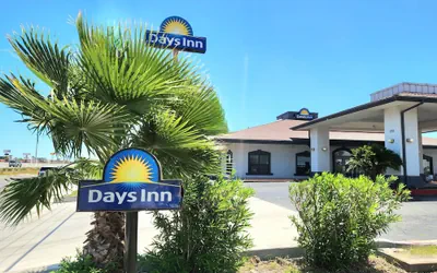 Photo 2 - Days Inn by Wyndham Portland/Corpus Christi