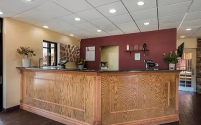 Photo 4 - Red Roof Inn & Suites Newark - University