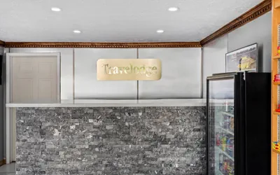 Photo 3 - Travelodge by Wyndham Bloomington