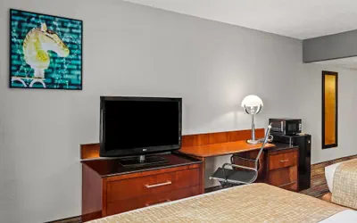 Photo 5 - Travelodge by Wyndham Bloomington