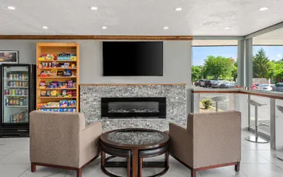 Photo 4 - Travelodge by Wyndham Bloomington