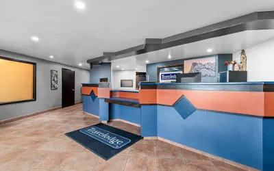 Photo 3 - Travelodge by Wyndham Rapid City