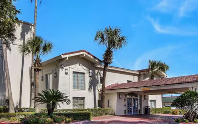 Photo 2 - Motel 6 Baytown, TX - Garth Rd