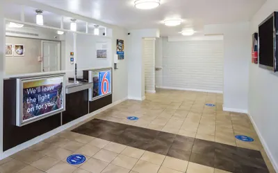 Photo 3 - Motel 6 Baytown, TX - Garth Rd