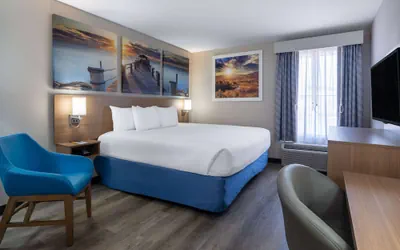Photo 2 - Days Inn & Suites by Wyndham Commerce