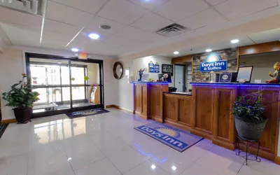 Photo 3 - Days Inn & Suites by Wyndham Commerce