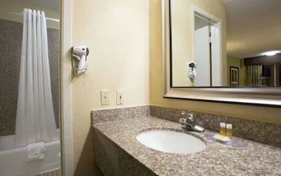 Photo 5 - Days Inn by Wyndham Dallas Irving