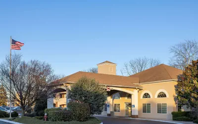 Photo 2 - Days Inn & Suites by Wyndham Cherry Hill - Philadelphia