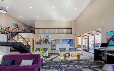 Photo 3 - La Quinta Inn & Suites by Wyndham Oakland - Hayward