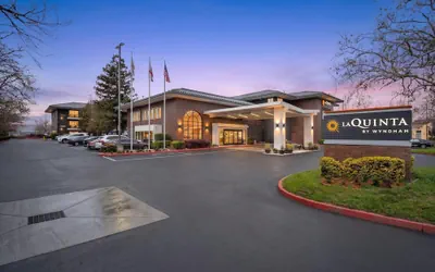 Photo 2 - La Quinta Inn & Suites by Wyndham Oakland - Hayward